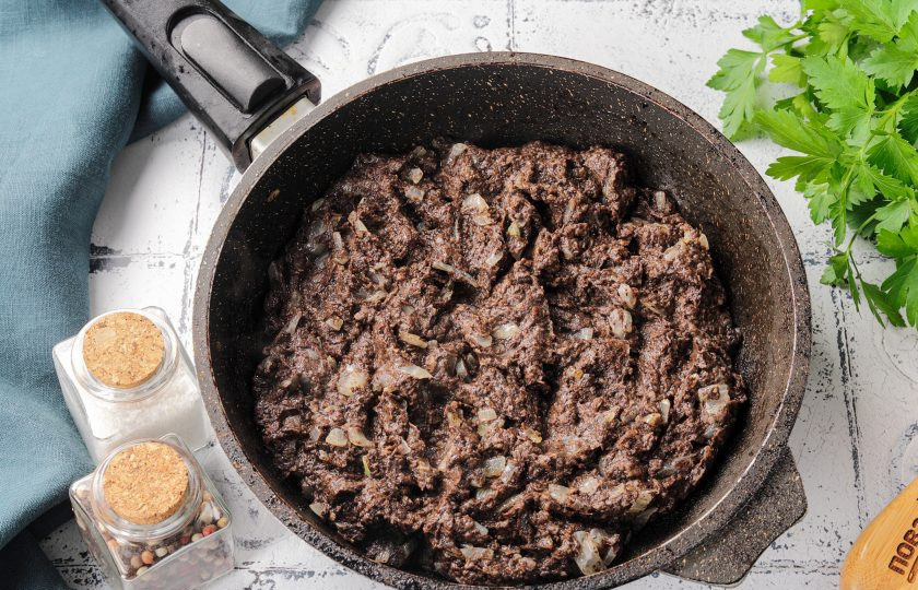 1. Этап. Вареники с грибами: Добавьте измельчённые грибы, соль и молотый перец по вкусу. Перемешайте и обжарьте в течение 15-20 минут.