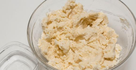 1. Этап. Торт Муравейник со сгущенкой: 3. Погасьте соду уксусом и добавьте в тесто. Замесите тесто, если оно не лепится, влейте 1-2 ложки холодной воды.