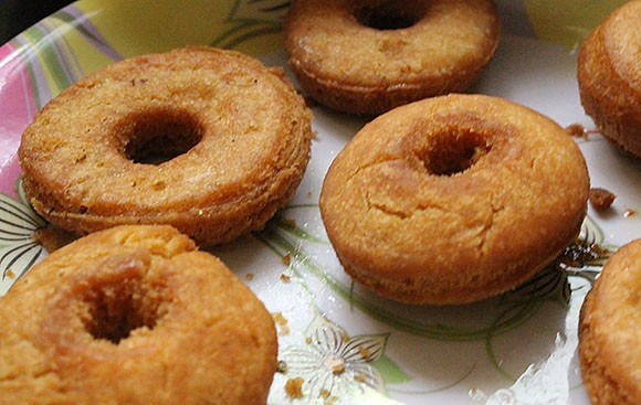 1. Этап. Простой рецепт пончиков без дрожжей: 10. Переложите пончики в миску, затем украсьте глазурью или оставьте так.