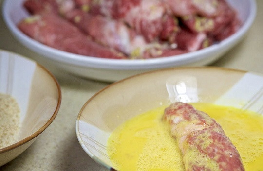 1. Этап. Рулетики мясные с разной начинкой: 15. Окуните каждый рулетик сначала в яйцо…