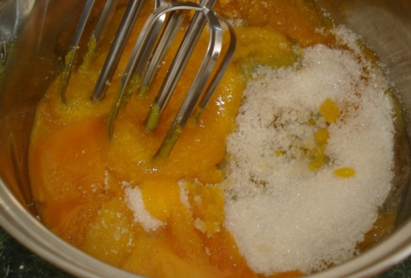 1. Этап. Заварной крем без муки: Добавляем в желтки сахар, взбиваем в пену.