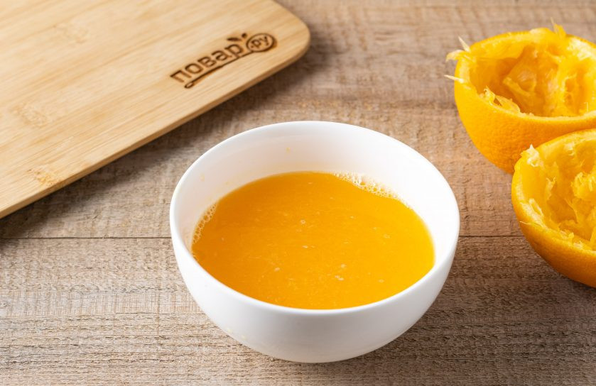 1. Этап. Яблочно-банановый смузи с апельсином и морковью: Из апельсина выжмите сок.