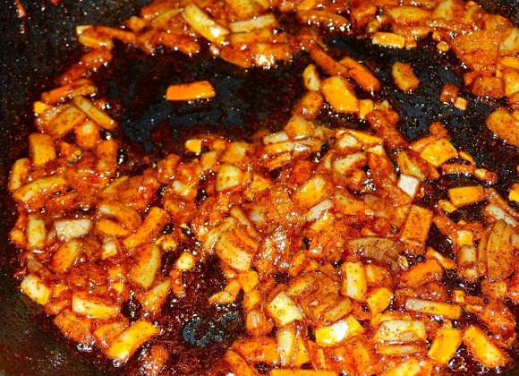 1. Этап. Стручковая фасоль с мясом: На сковороде разогрейте растительное масло и обжарьте сладкий перец с паприкой, затем добавьте нарезанный лук и жарьте до золотистого цвета.