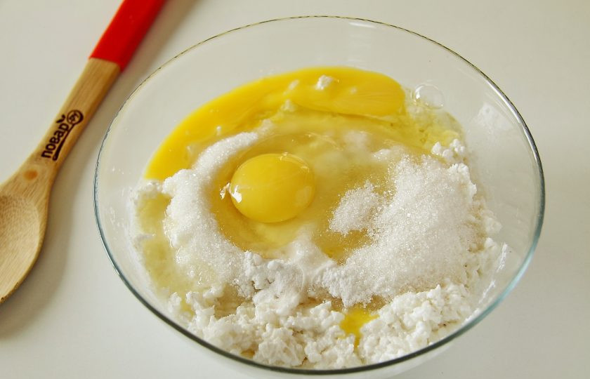 1. Этап. Мамина запеканка: Добавьте сахар, соду и яйца.