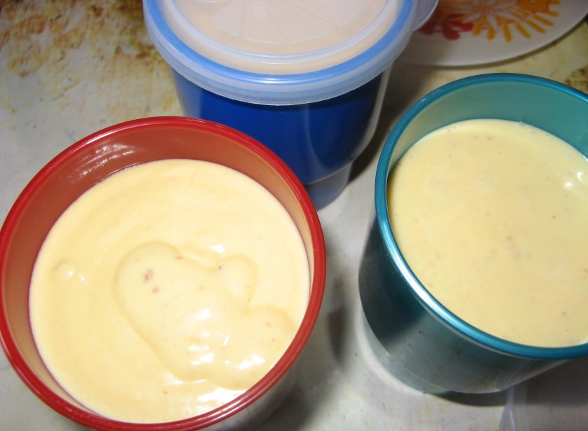 1. Этап. Домашнее мороженое без яиц: Добавляем напоследок миндаль, еще раз взбиваем, раскладываем по формочкам и отправляем в морозилку.