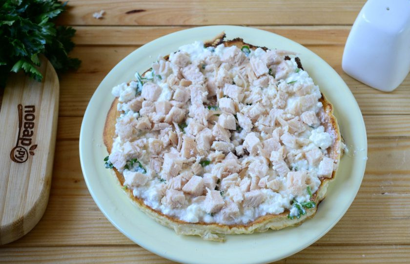 1. Этап. Белковый торт с куриной грудкой для сушки: Сверху выложите куриную грудку.