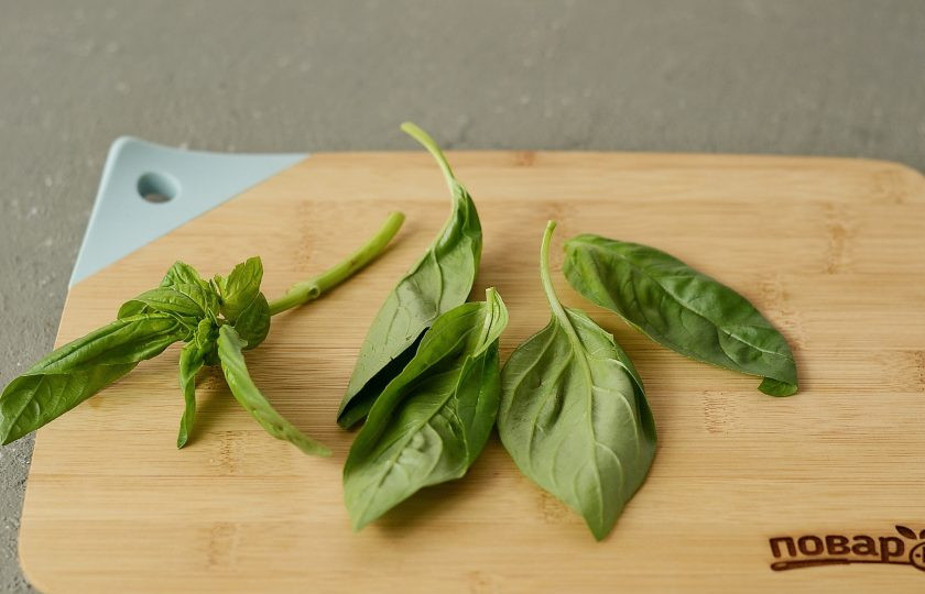 1. Этап. Хумус с базиликом: Листья базилика отделите от стебля.