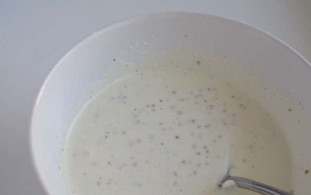 1. Этап. Салат из пекинской капусты с креветками: 4. Смешайте ингредиенты для заправки при помощи блендера.