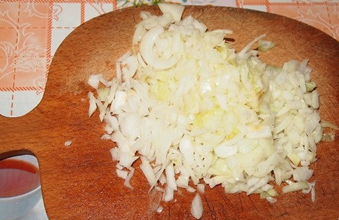 1. Этап. Начинка для беляшей: Почистите и мелко нашинкуйте лук.