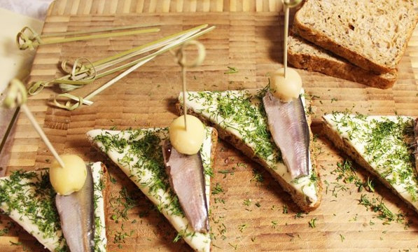 1. Этап. Бутерброды с килькой: Теперь приступаем к украшению, для этого нам нужно очистить маленькие картофелины от кожуры и насадить по одной штучке на каждую шпажку. Если мелкого картофеля нет, можно сварить обычный и нарезать его кубиками или другими фигурками.