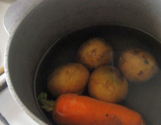 1. Этап. Салат Оливье с крабовыми палочками: Морковь и картофель отварите в мундирах. Затем охладите и очистите.