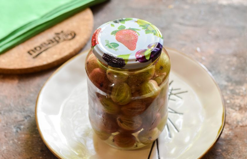 1. Этап. Маринованный крыжовник на зиму: Верните маринад в банку. Герметично затяните банку крышкой.