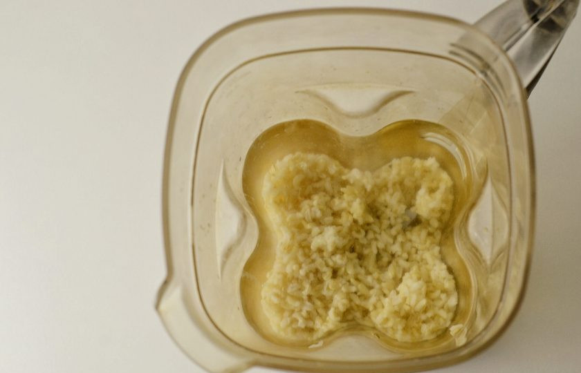 1. Этап. Рисовое молоко: Переложите вареный рис в блендер, добавьте воду и щепотку соли. Измельчите до однородной консистенции.