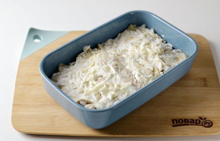 1. Этап. Cоевое мясо по-французски: Промажьте этот слой майонезом. Следующим слоем выложите вторую половину картофеля.