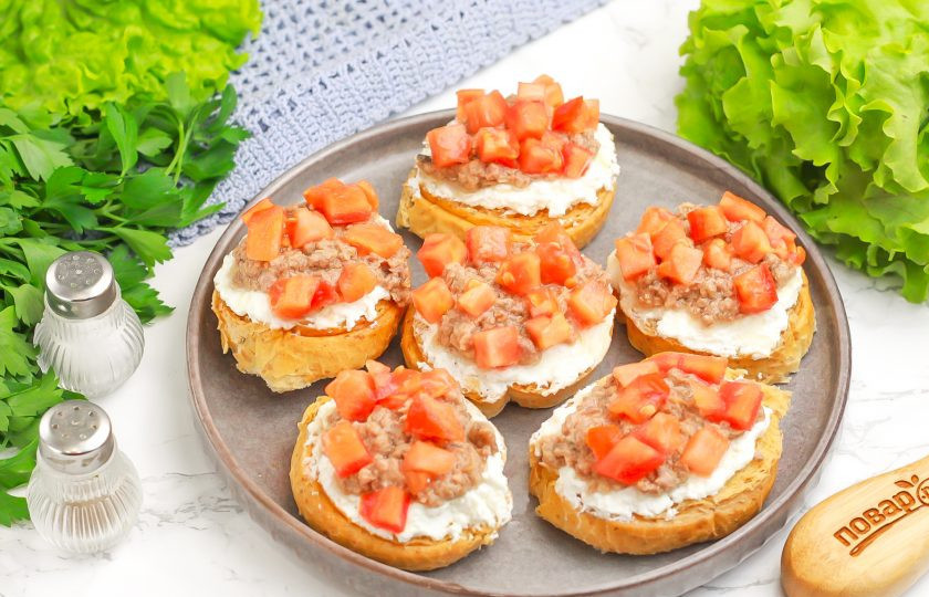 1. Этап. Тост с тунцом: Промойте помидоры в воде, вырежьте зеленые сердцевинки, и нарежьте мякоть мелким кубиком. Выложите на тосты.