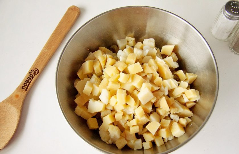 1. Этап. Оливье без моркови: Картофель остудите и нарежьте небольшими кубиками.