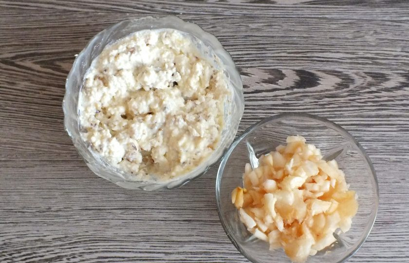 1. Этап. Яблоки запеченные с творогом, орехами и мёдом: Вырезанную мякоть очистите от косточек. Нарежьте на мелкие кусочки или натрите на тёрке. Добавьте к творожно-ореховой массе. Перемешайте. Начинка готова.