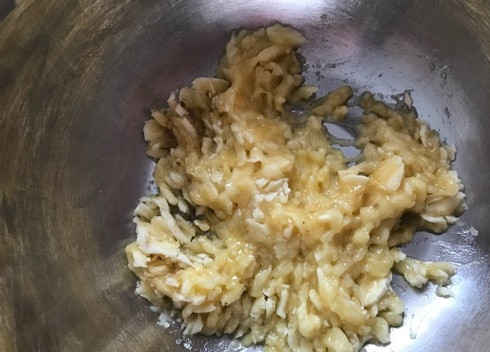 1. Этап. Гранола-корзинки с греческим йогуртом: 1. Один банан очистите и разомните вилкой.