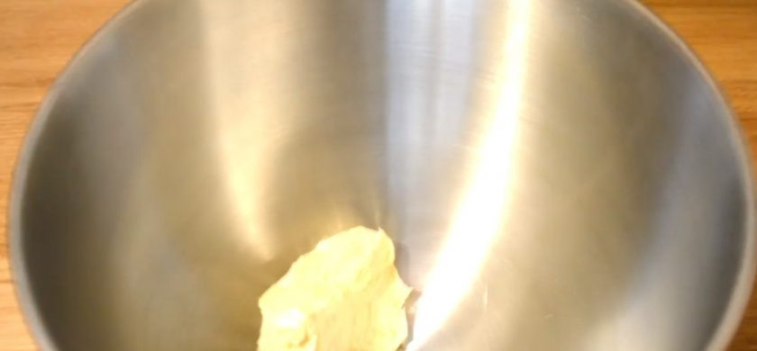 1. Этап. Лентяйки: 1. Мягкое сливочное масло смешайте с сахаром, жирным майонезом и ванильным сахаром. Перемешайте до растворения сахара венчиком или миксером.