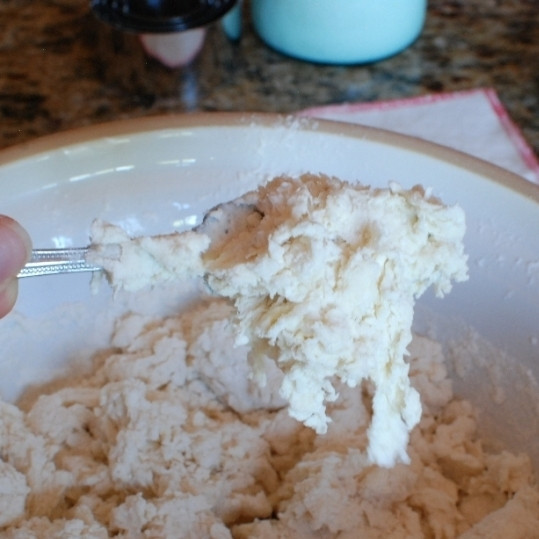 1. Этап. Английское печенье: Хорошенько перемешиваем при помощи вилочки.