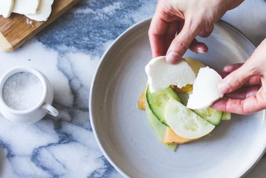 1. Этап. Капрезе с дыней и огурцом: 5. И тонко нарезанный сыр.