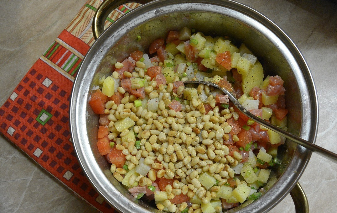 1. Stage. An appetizer on sweet beet slices: Lightly toast the pine nuts in a dry frying pan (they roast quickly, they can burn - stay in the pan!) and add to the ingredients.