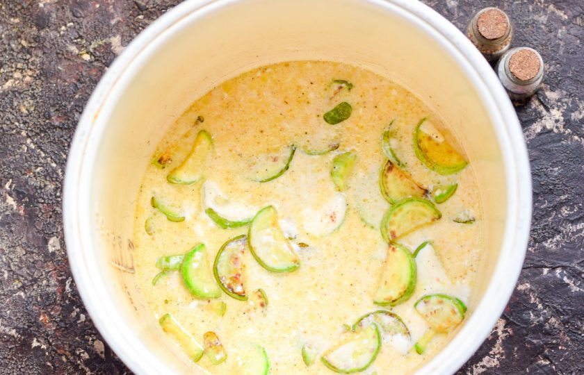 1. Этап. Кабачки со сметаной в мультиварке: Влейте немного воды в чашу, установите режим 