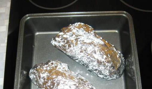 1. Этап. Фаршированные перепела в духовке: Разогрейте духовку до 200 градусов. Птиц заверните в фольгу и уложите на противень.