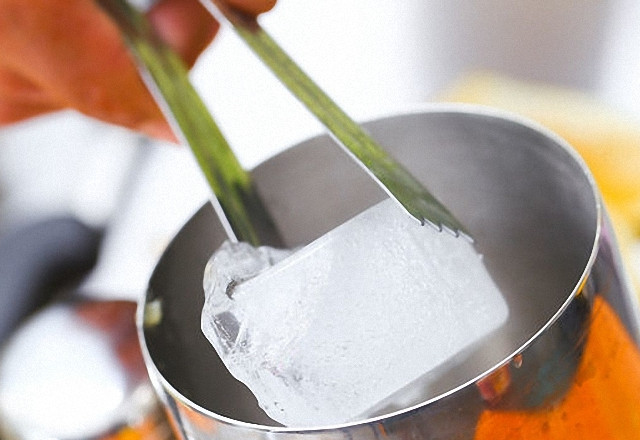 1. Этап. Коктейль Сайд кар: 1. Приготовьте специальный сосуд для смешивания алкогольных ингредиентов - шейкер. Положите в него несколько кусочков льда.