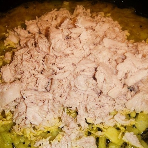 1. Этап. Пирожки с курицей и картошкой: Обжариваем до прозрачности лука, после чего добавляем курицу, перемешиваем и готовим еще 5 минут на среднем огне.