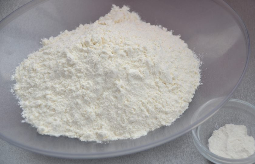 1. Этап. Творожный пирог с ежевикой: Добавьте к муке разрыхлитель, введите к творожной массе.