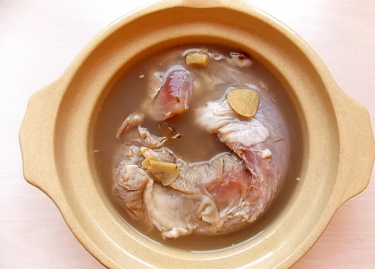 1. Этап. Свиная вырезка рассольная: Свиную вырезку залейте рассолом и оставьте мариноваться на 12 часов.