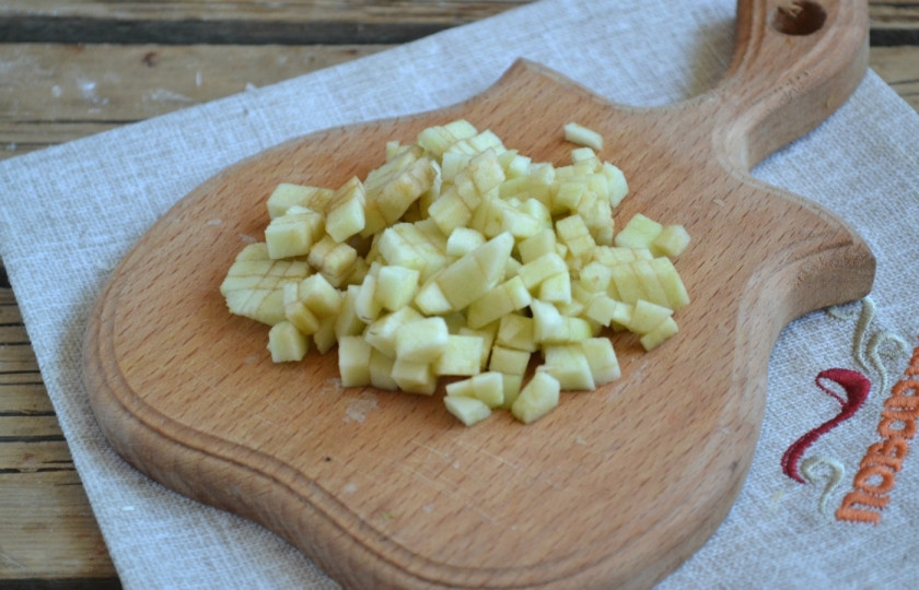 1. Этап. Конвертики из слоеного теста с начинкой: Яблоки порежьте очень мелкими кубиками.