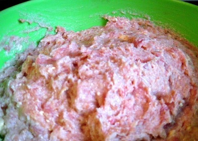 1. Этап. Куриные тефтели на пару: 3) Далее добавляем в фарш рис, снова хорошенько перемешиваем.