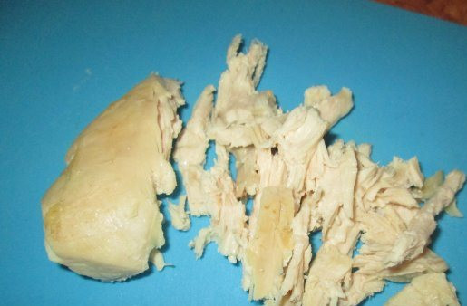 1. Этап. Салат с дыней и курицей: К тому времени, как курица сварится ей также нужно дать остыть, а затем мясо порвать на вот такие вот волокна.