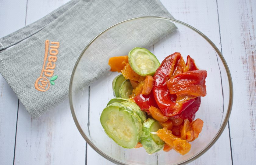 1. Этап. Суп-пюре из запеченных овощей: Снимите кожицу с перца и тыквы. Пробейте запеченные овощи до однородности при помощи блендера.