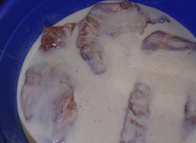 1. Этап. Говядина в кефире: В кефир добавьте раздавленный чеснок и опустите мясо. Оставьте его мариноваться в холодильнике на ночь.