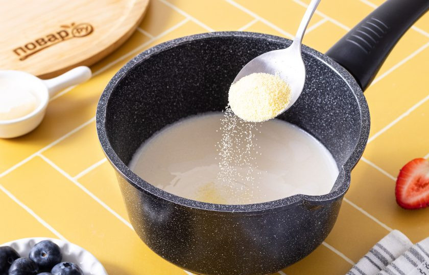 1. Этап. Манная каша простая: Затем тонкой струйкой начните всыпать манную крупу.