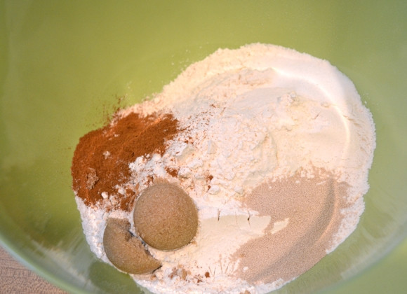 1. Этап. Рулет из хлебного теста с шоколадом: 1. В большой миске смешайте сухие ингредиенты: муку, соль, дрожжи, сахар и корицу.