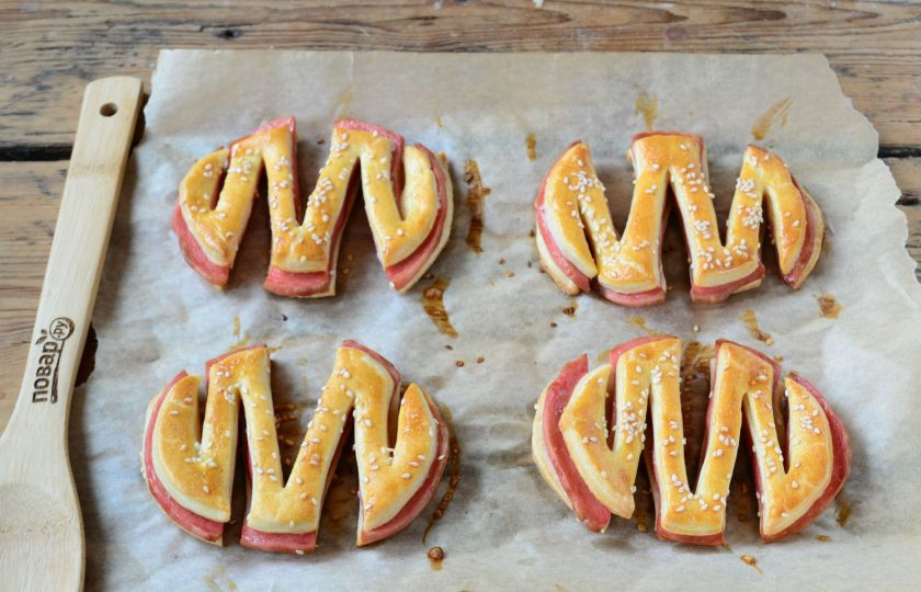 1. Этап. Слойки с колбасой Зигзаг: Запекайте слойки в духовке, разогретой до 180 градусов, 20 минут. Подавайте горячими, кушайте с удовольствием!