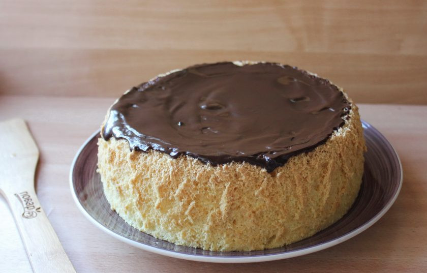 1. Этап. Бисквит с шоколадной глазурью: Приготовленной шоколадной глазурью покройте бисквит.