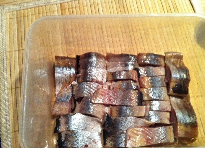 1. Этап. Селедка под шубой фуршетная: 1. Селедка у меня была уже засоленная. Ее нужно достать и порезать мелкими кусочками.