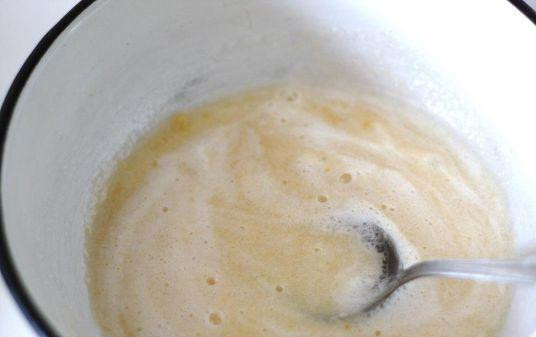 1. Этап. Пирог Банкрот: В глубокой миске замешать яйцо с сахаром, затем добавить соду, погашенную уксусом, две ст. ложки варенья (любого) и растительное масло без запаха. Также добавляйте наполнитель (какой есть) - орехи, курага, изюм чернослив, чем больше, тем лучше. Все хорошенько размешать.