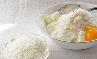 1. Этап. Пляцок: Вначале займитесь творожными шариками. 3 ст. ложки сахара смешайте с творогом, кокосовой стружкой и желтком.