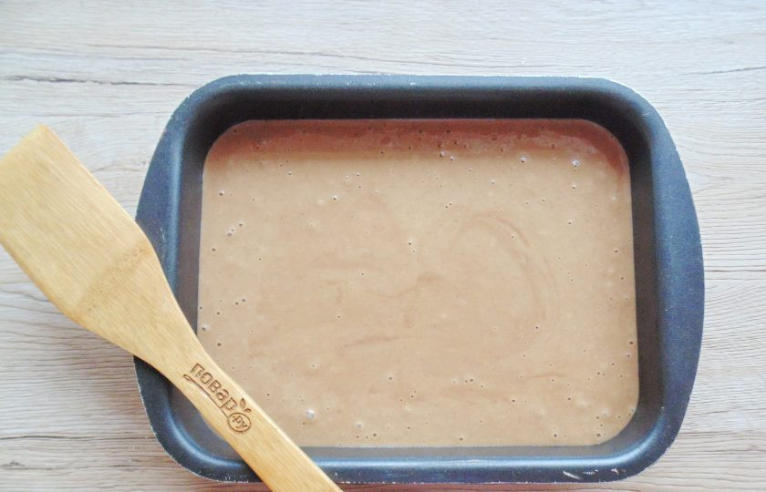 1. Этап. Торт Ай-Петри с вишней: Выложите тесто в форму для выпекания.