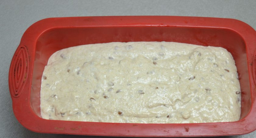 1. Этап. Диетический хлеб без дрожжей: Форму для выпечки хлеба смажьте небольшим количеством растительного масла, выложите тесто, оставьте на расстойке на 1 час.