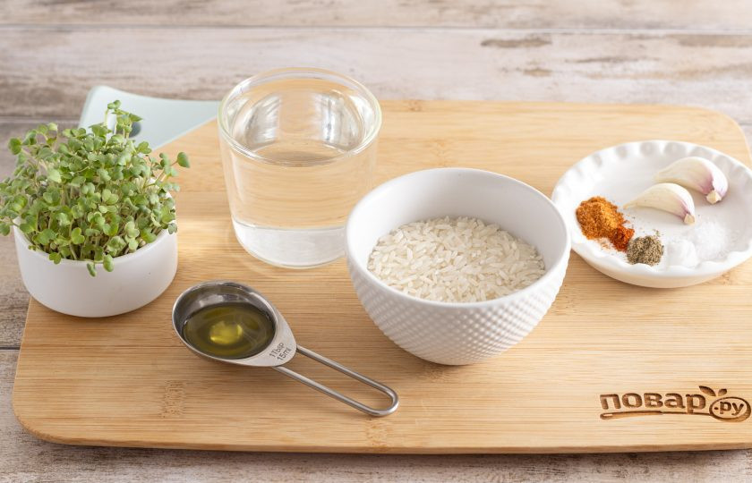 1. Этап. Рис жареный на сковороде: Подготовьте все ингредиенты.
