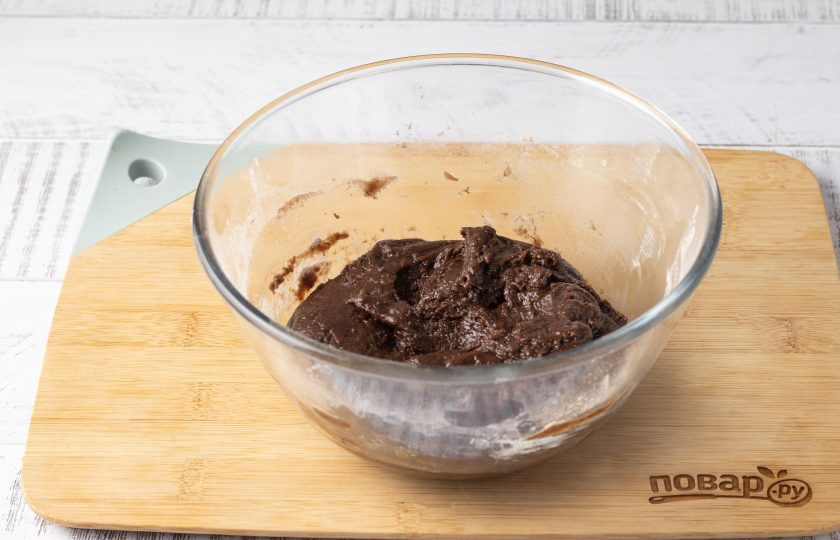 1. Этап. Печенье с кэробом: Замесите однородное тесто.