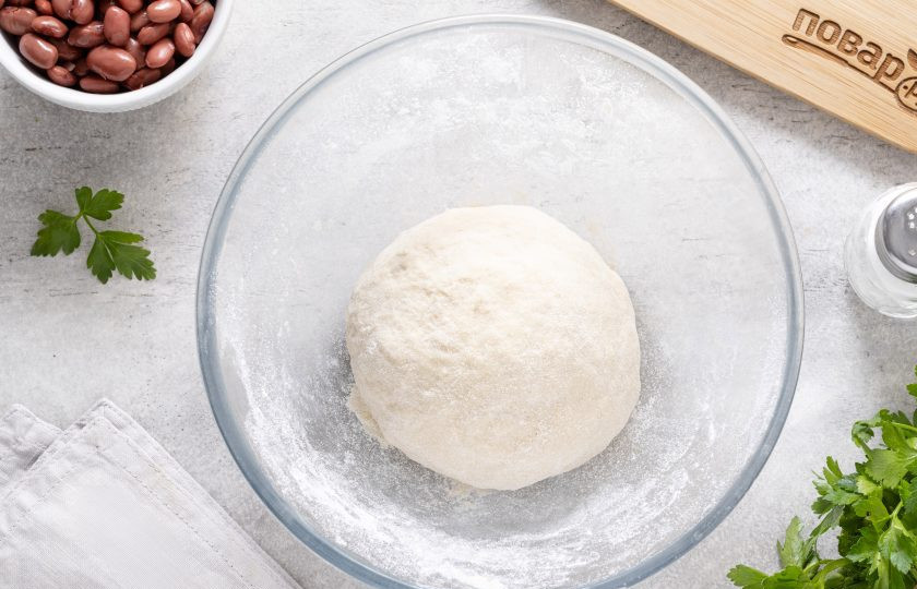 1. Этап. Вареники с фасолью: Скатайте тесто в шар, заверните в пленку и оставьте на 20-30 минут при комнатной температуре.