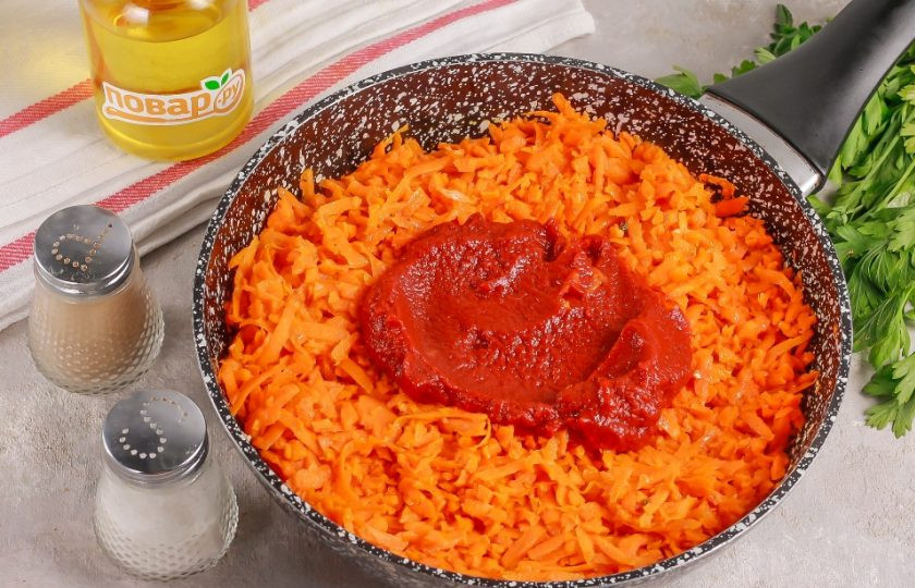 1. Этап. Икра из моркови с томатной пастой: Обжарьте нарезку примерно 3-4 минуты, время от времени перемешивая. Добавьте томатную пасту и аккуратно все перемешайте.